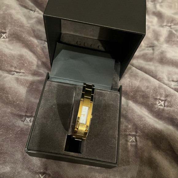 Gold Gucci Watch Vintage Mint Condition Authenticity Card and case - Picture 10 of 17